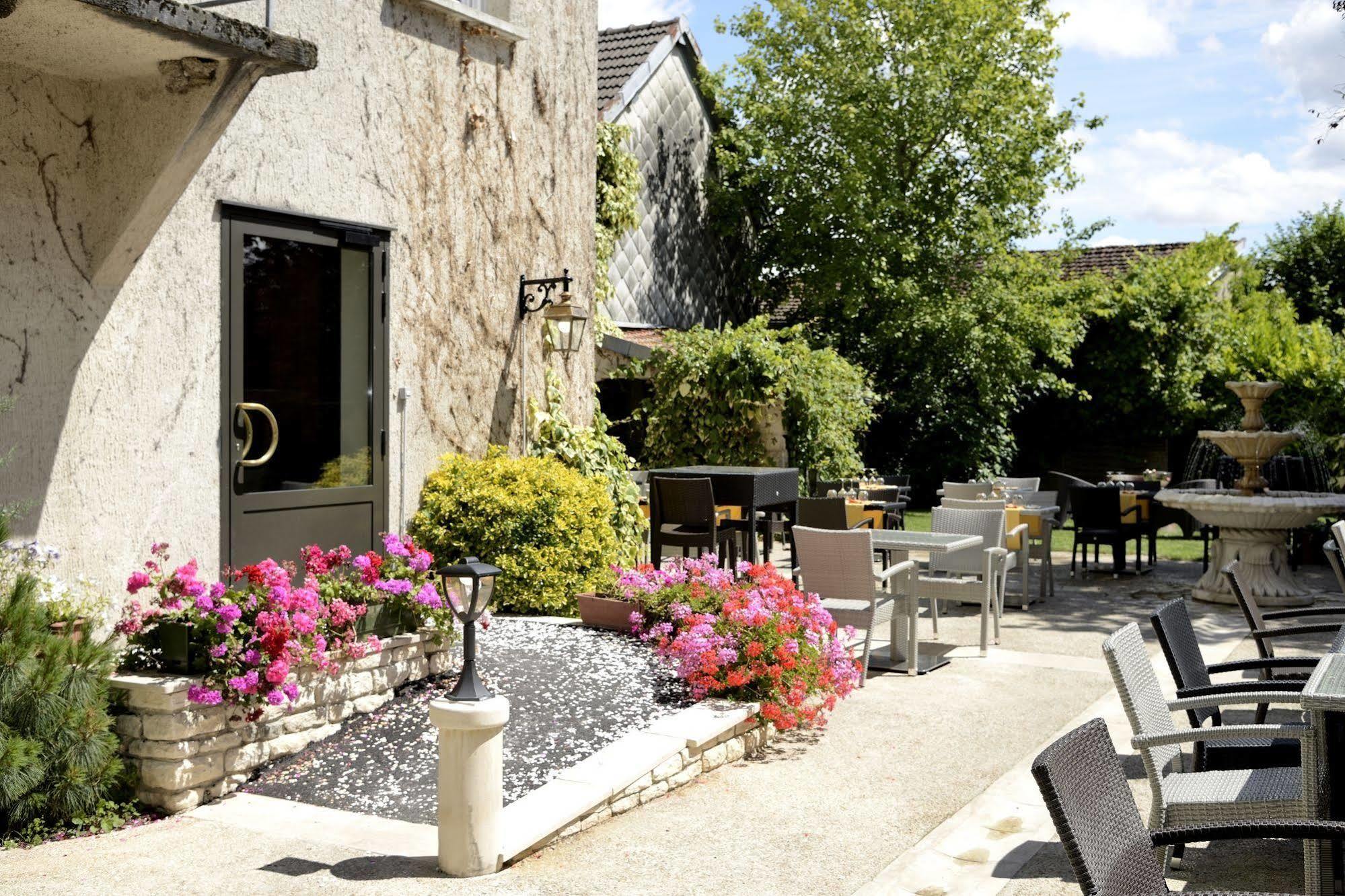 Hotel Logis Le Tadorne Piney Exteriér fotografie