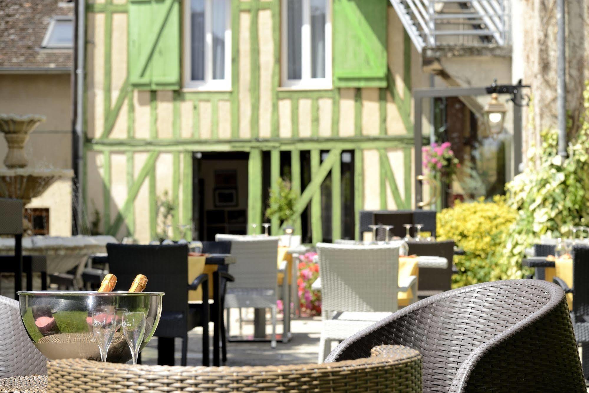 Hotel Logis Le Tadorne Piney Exteriér fotografie